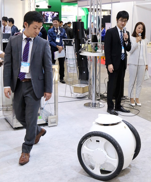 사람 졸졸 따라다녀요. 일본 로봇트레이닝 전문기업 KER가 만든 로봇 '타이라'.<사진=김요셉 기자>