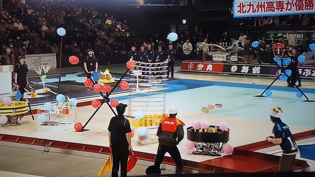 일본에서는 각종 로봇경연대회가 열린다. 사진은 최근에 고교생을 대상으로 열린 결승전 대회의 한 장면.<사진=NHK 화면 캡쳐>