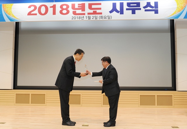 박영진 한국전기연구원 융복합의료기기연구센터 센터장이 '2017년도 올해의 KERI인상'을 수상하고 있다. <사진=한국전기연구원 제공>