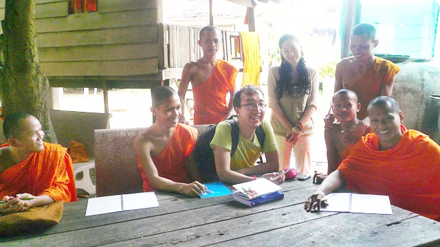 이지수 연구원이 캄보디아에서 만난 또래 스님들.<사진=이지수 연구원 제공>