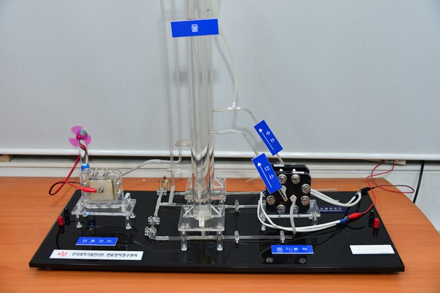 KIST 연구팀이 개발한 이리듐산화물이 코팅된 전극으로 물 전기분해 장치키트를 통해 수소를 생산하고 있다.<사진=KIST 제공>