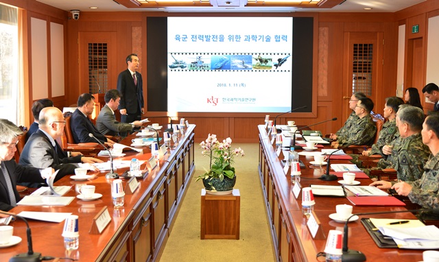 KIST는 김용우 육군 참모총장이 첫 KIST 방문하고 자유 토론과 연구개발 현장을 둘러보며, 민군 기술 협력 의지를 피력했다고 밝혔다.<사진=KIST>