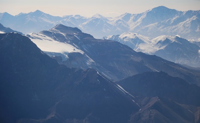 비행기로 칠레로 이동하며 보이는 안데스 산맥. 만년설을 확인할 수 있다.<사진='박자세' 제공>