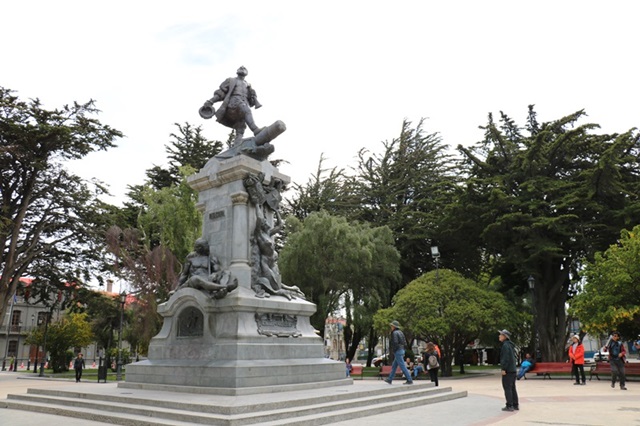 푼타아레나스 중심가 아르마스 광장에 있는 마젤란 동상. 대항해시대의 정점을 이룬 사나이.<사진='박자세' 제공>