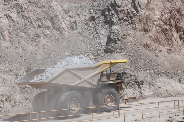 어마어마한 크기의 트럭이 구리 원석을 옮기고 있는 추키카마타 광산.<사진='박자세' 제공>