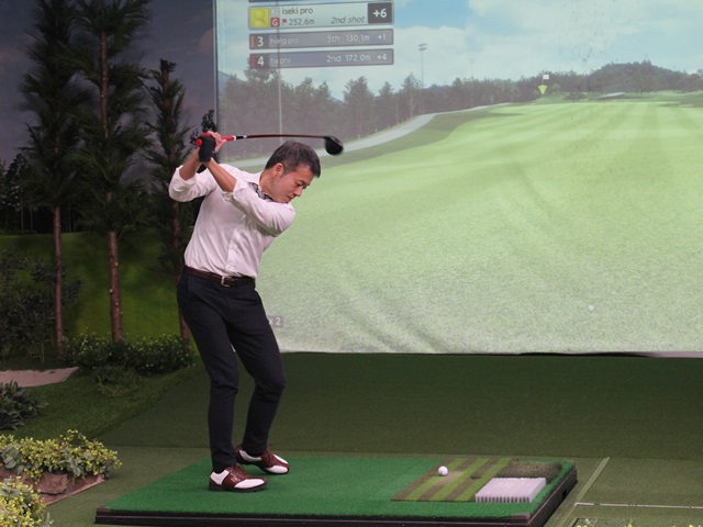 일본 변리사가 스크린 골프를 체험하고 있는 모습.<사진=대덕넷>