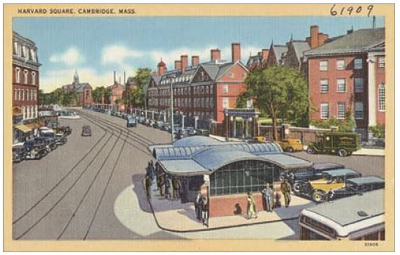 1930년대 하버드 스퀘어 모습을 담은 포스트 카드. 당시 전차역 자리에 지금은 지하철역이 있다. 왼편에 상가 건물이 보이고 오른편에 대학 건물이 있다.<출처 : Digital Commonwealth>