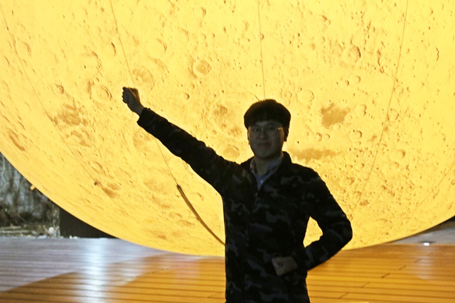 "달나라로 함께 떠나요.". 김보현 학생이 포즈를 취하고 있다.<사진=강민구 기자>