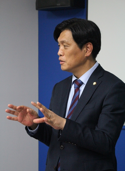 생생한 CES 2018 후기를 전하고 있는 조승래 더불어민주당 국회의원.<사진=박성민 기자>