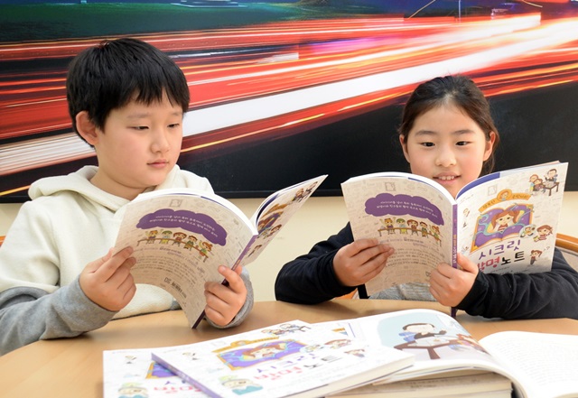 발명 도서를 읽고 있는 어린이들의 모습.<사진=ETRI 제공>