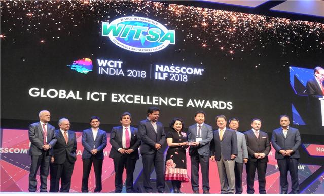 최기석 KISTI NTIS센터장(왼쪽 다섯 번째)이 인도 하이데라바드에서 열린 세계정보기술서비스연맹 Global ICT Excellence Awards에서 '공공부문 최우수상'을 수상했다.<사진=KISTI 제공>