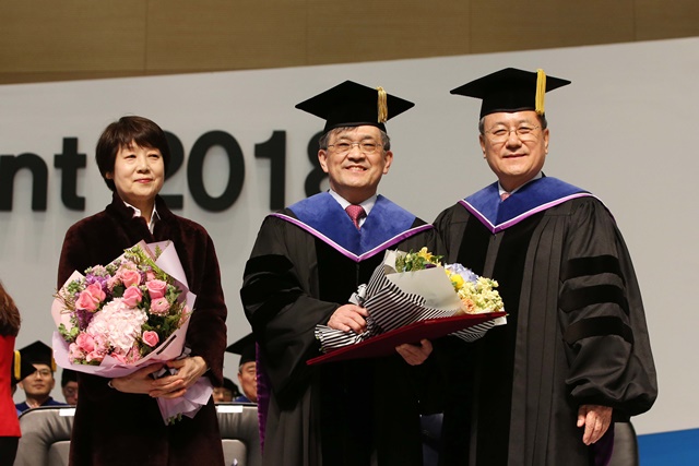권오현 삼성전자 대표가 KAIST서 명예박사학위를 받았다. <사진=KAIST 제공>