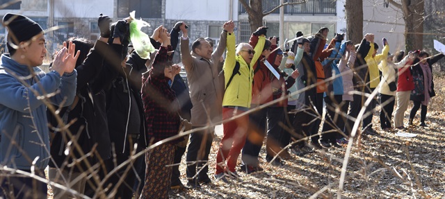 매봉산 환경지킴이 시민행동 피크닉에서 참가자들이 인간띠를 만들어 '매봉산 안아 주기' 퍼포먼스를 하고 있다.<사진=박선민 참가자 제공>