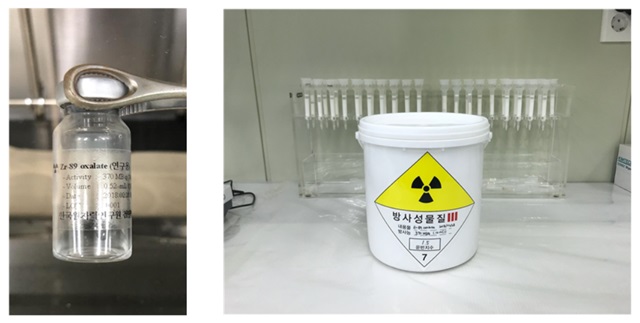 생산된 지르코늄-89(사진 왼쪽)와 운반용기(오른쪽).<사진=한국원자력연구원>