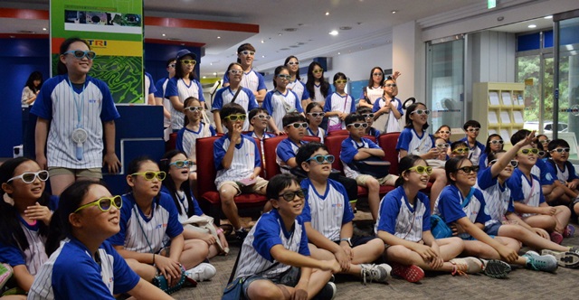 ETRI 'IT 어린이 기자단' 활동 모습.<사진=ETRI 제공>