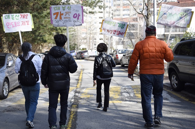 매봉산을 등반하는 참가자들의 모습.<사진=박선민 참가자 제공>