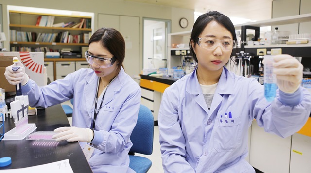 LG화학 생명과학사업본부 연구원들이 의약품 시험을 진행하고 있다.<사진=LG화학 제공>