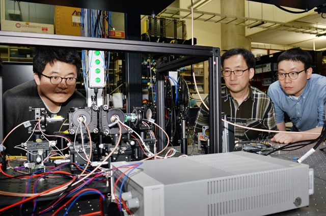 ETRI 연구진이 무선양자암호통신 실험을 수행하고 있다. 사진 왼쪽부터 김갑중, 최중선, 고해신 연구원.<사진=ETRI>