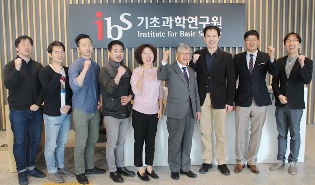과학 청년들과 김두철 IBS 원장이 기념사진을 찍고 있다.<사진=박성민 기자> 
