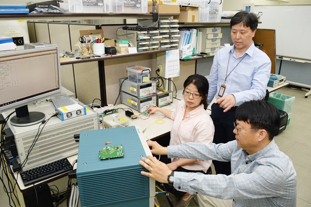 ETRI가 개발한 400Gbps 광수신기의 출력파형 테스트를 진행하고 있는 모습. 광수신기의 입력조건과 기능 제어에 따른 출력 파형 시험.<사진=ETRI 제공>
