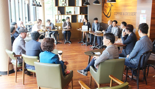대덕특구 구성원들은 매주 수요일 오전 7시 40분 한국화학연구원 앞 디딤돌플라자 1층 카페에서 '카페토론'을 개최하고 있다.<사진=박성민 기자>