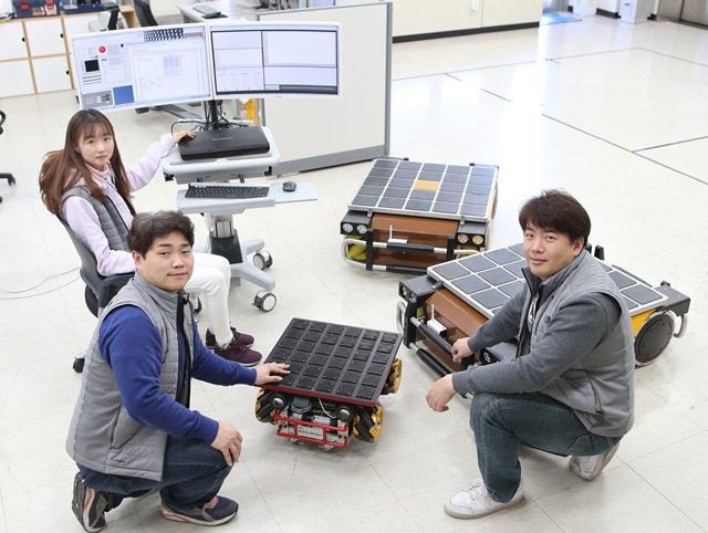 협동로봇융합연구센터 연구원들이 '전방향 자율주행이 가능한 협동이송로봇'을 연구하고 있다.<사진=DGIST 제공>