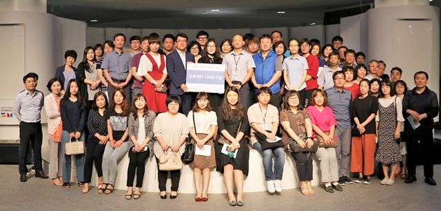 골프존문화재단은 29일 대전지역 저소득층 지원 기관에 프로젝터 126대를 기증했다.<사진=골프존문화재단>