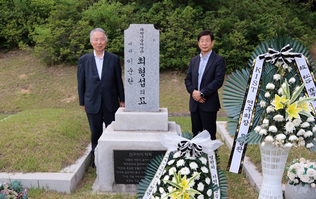 히라사와 료 도쿄대 명예교수(왼쪽)과 그의 제자 이재훈 김앤장 변리사(오른쪽).<사진=강민구 기자>