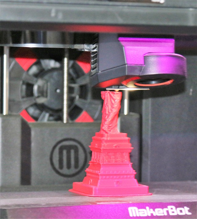 미국 자유의 여신상을 한 층 한 층 쌓아올리고 있는 3D 프린터 '메이커봇'<사진=김요셉 기자>