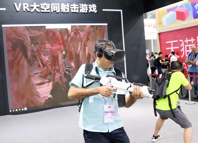 VR 게임은 이미 대세. 실제 좀비와의 전투가 벌어진양 총싸움에 열중한다.<사진=김요셉 기자>