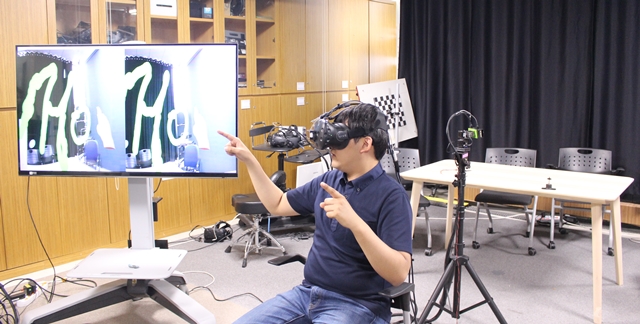 연구단에서 개발 한 CR-Talk. HMD를 착용한 사용자의 머리와 똑같이 움직이는 카메라를 이용해서 원격지에 있는 다른 공간을 실시간으로 체험할 수 있다.<사진=이원희 기자>