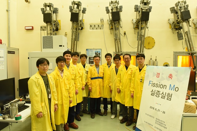 이준식 원자력연 박사팀이 핵분열 몰리브덴 생산공정 실증에 성공했다.<사진=한국원자력연구원 제공>