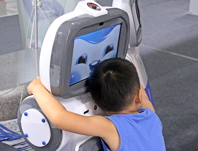 한 아이가 로봇에 안겨있는 모습.<사진=강민구 기자>