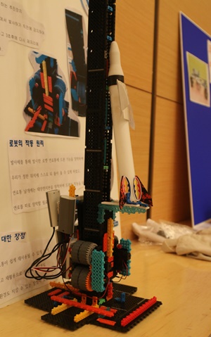 국제청소년로봇대회 참가 학생이 만든 로켓 연료통 회수 로봇.<사진=강민구 기자>