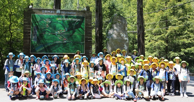한국한의학연구원은 지난 3일 교육기부 프로그램인 'KIOM 본초탐사대'를 개최했다.<사진=한국한의학연구원 제공>