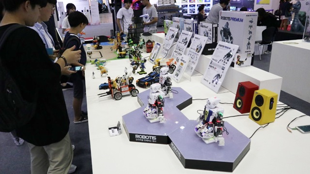 참가자들이 전시장에 마련된 로봇을 체험하고 있다.<사진=유용연 기자>