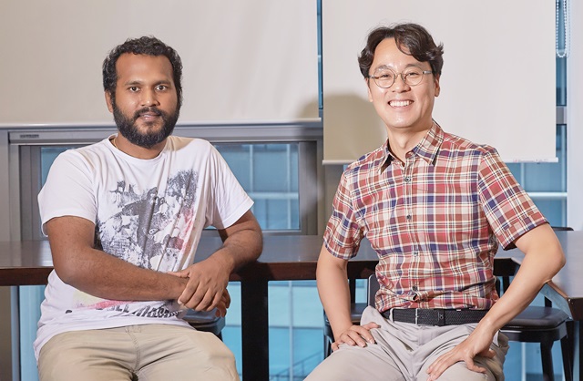 ICL 교수로 임용된 시바프라카시 생고단 박사(왼쪽)와 김건태 에너지 및 화학공학부 교수(오른쪽).<사진=UNIST 제공>
