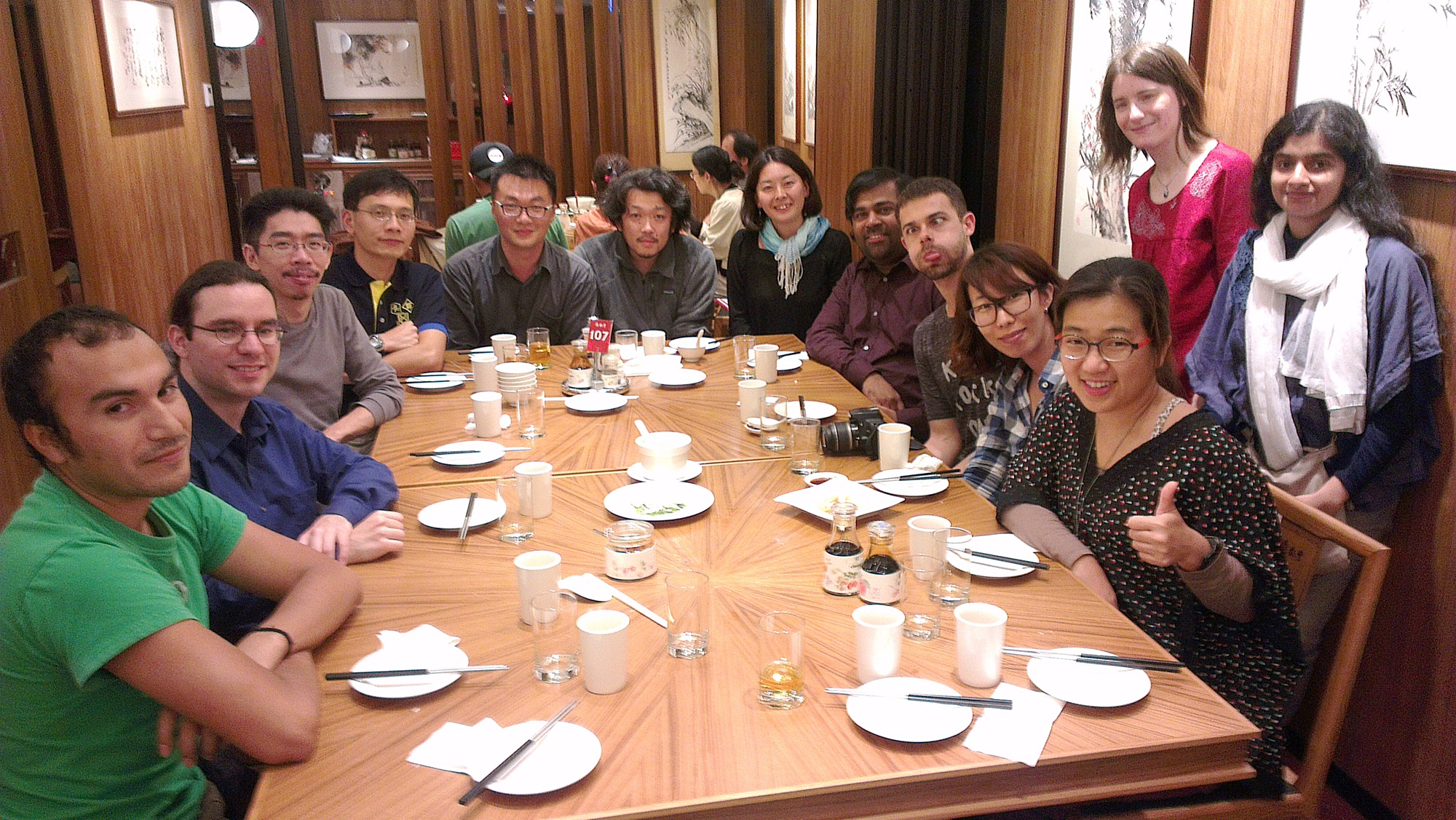 2013년 4월, 대만에서 동료 연구원들과의 저녁 식사. 오른쪽 첫 번째에 앉은 사람이 김효선 박사다. 김 박사는 "대만에 처음 갔을 때는 외롭기도 했지만, 나중에는 함께 할 동료들이 생겼다"고 말했다. <사진=김효선 박사 제공> 