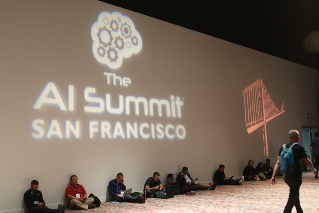 샌프란시스코 금문교와 AI 서밋 배경으로 사람들이 앉아 휴식을 취하고 있다.<사진=김요셉 기자>
