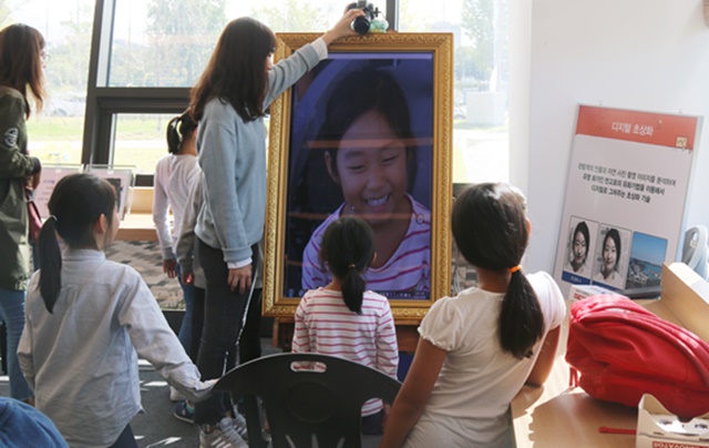 "우와 내 얼굴이 뜨네~" 디지털 초상화를 체험하고 있는 어린이. <사진=대덕넷>