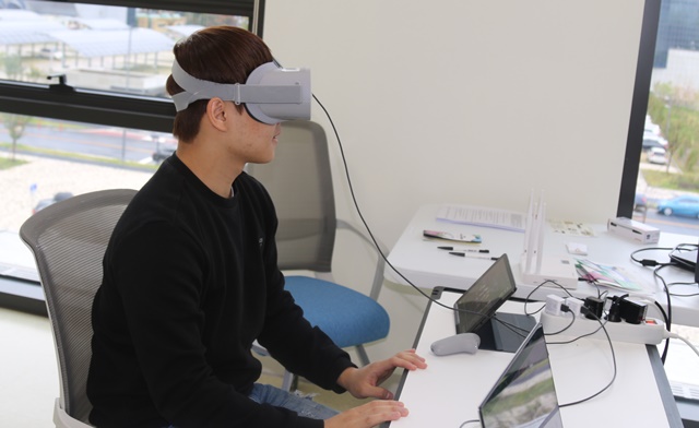 VR 기기 체험하고 있는 참가자. <사진=대덕넷>