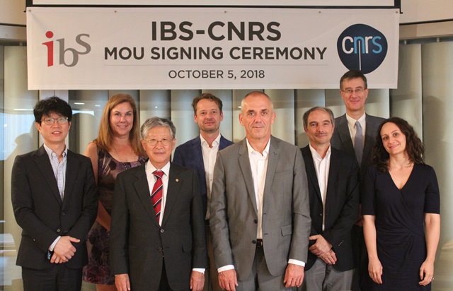 한국 IBS와 프랑스 CNRS 연구진이 양자나노과학과 레이저과학분야를 공동연구키로 하고 협약을 맺었다.<사진=IBS>