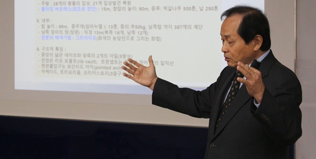 성당의 매력에 빠진 박효순 교수. 그는 이날 강연에서 성당의 역사와 특징에 대해 강의했다. <사진=강교민 수습 기자> 