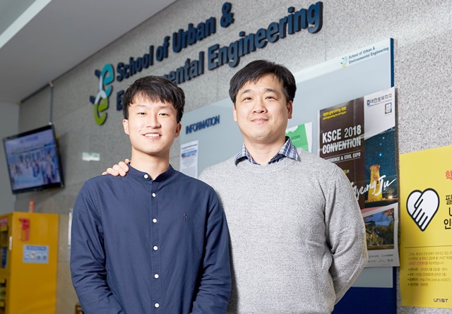 친환경 건설재료 기술을 이전한 오재은 UNIST 도시환경공학부 교수(오른쪽)과 전동호 대학원생(왼쪽).<사진=UNIST 제공>