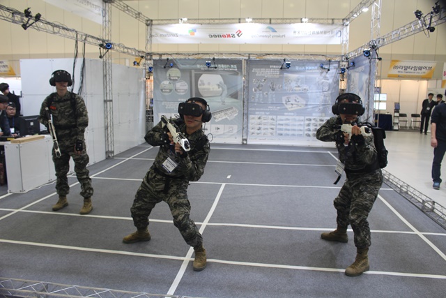 13일부터 이틀간 DCC서 열린 '육군 M&S 국제학술대회'에서 해병대원들이 증강현실에서 가상 전투를 하고 있다. <사진=김인한 수습기자>