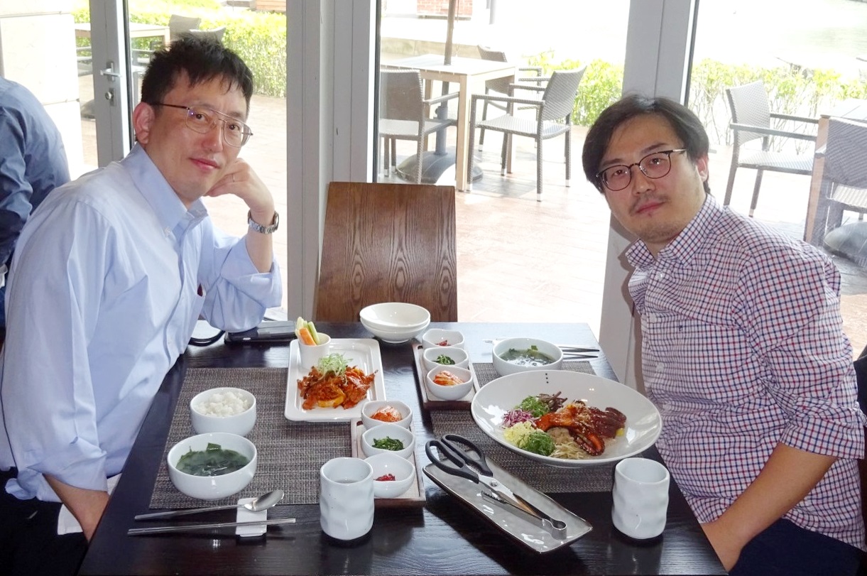 토루 오카베(Toru Okabe) 동경대 지도교수(왼쪽)와 함께 제주도 한 식당에서. 토루 교수는 올해 열린 대한금속재료학회 춘계학술대회에 연사로 초청됐다. <사진=강정신 박사 제공>