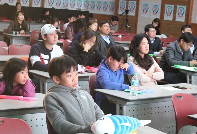 청중들이 발표에 집중하고 있는 모습. 이날 청중에는 부산 시민 가족들이 참여해 과학을 즐겼다. <사진=김인한 수습기자>