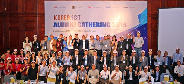 UST·KAIST·GIST·KIST에서 공부한 베트남 과학기술인이 24일 하노이에서 모임을 갖고 연합동문회를 발족했다. 한-베트남 과학기술협력 활성화에 기여할 것으로 기대된다.<사진=UST 제공> 