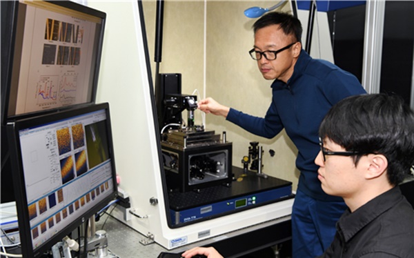 이은성 책임연구원(사진 위쪽)팀이 광유도력 현미경으로 시료의 내부 구조를 측정하고 있다.<사진=한국표준과학연구원>