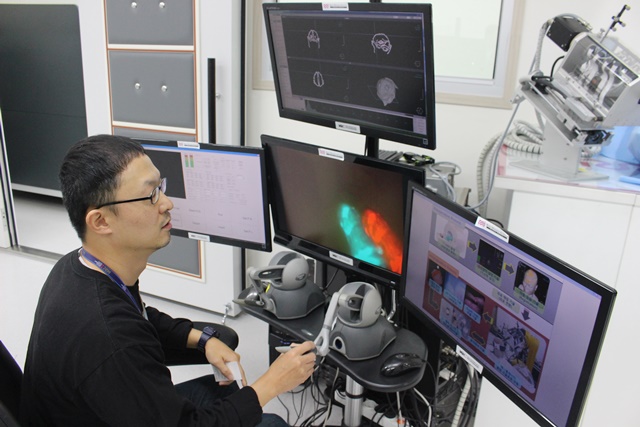 최홍석 연구원이 뇌수술에 활용되는 의료 로봇을 설명하고 있다. <사진=김인한 기자>